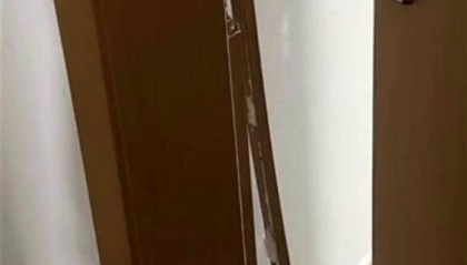 上海一高校男生晚上撞开女生寝室门,校方:醉酒后走错了