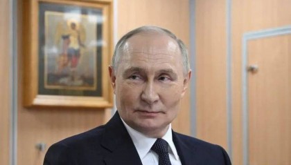 普京乘兴而归,专机还没回到本土,平地响起一声惊雷,俄军工厂又被炸成废墟,140人伤亡