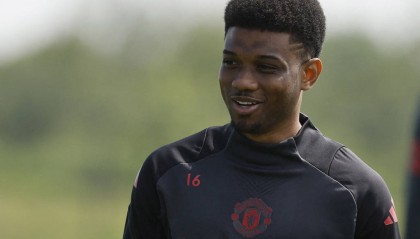 姆贝莫转会曼联惊天反转!偶像埃托奥密会,一席话改变命运?红魔5千万镑豪赌未来!