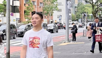 刘强东现身日本街头:穿猪猪侠T恤,背后还有京东外卖的二维码