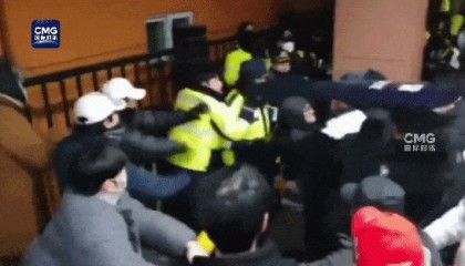 尹锡悦开启“拘留生活”:吃泡菜打地铺,一周可洗一次澡