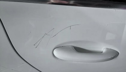 女子用铁片将邻居奔驰车划开数个口子,被采取刑事强制措施 双方曾因车门磕碰发生口角