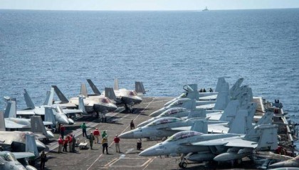 中美军机黄岩岛交锋:美侦察机从头顶飞过,轰6K挂弹升空