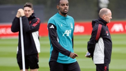 伊萨克首秀惊艳,斯洛特赞其体能超预期