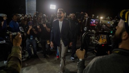 最高礼遇!400名工作人员戴船长帽夹道欢迎克莱