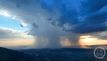 “水帘”挂云端,晚霞映雷雨!重庆永川现“雨幡”奇观