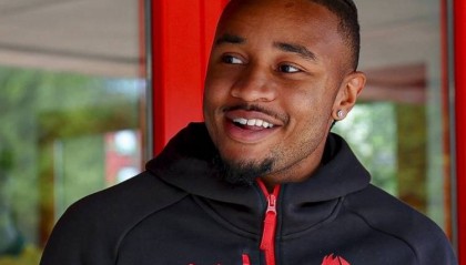 记者:莱奥将恩昆库首次介绍进米兰更衣室,他柜子选在迈尼昂旁边