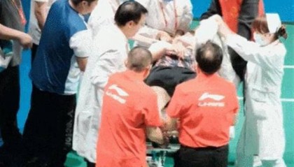 羽毛球世界第一石宇奇比赛中突发意外,被担架抬走后留院观察