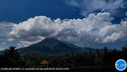 印尼勒沃托比-拉基拉基火山喷发,附近三座机场关闭