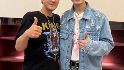 杨子晒与黄晓明聚会合照!被网友辣评美颜开太大都不像他了