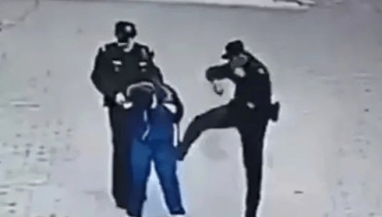 “警察打小学生”事件引争议:网友送锦旗遭拒收 官媒发声