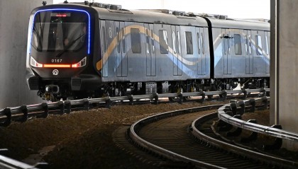 俄媒:全球首列碳纤维地铁列车在青岛投入运营