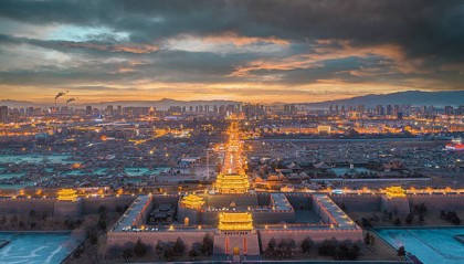 让商户彻夜亮灯被拒后深夜撬锁,春晚小品上演现实版