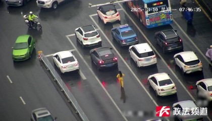 女子在车流中穿行,看见交警后竟直接跳到他身上