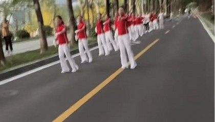 武汉大妈拉线封路跳广场舞,悬挂告示“锻炼区域车辆绕行”?当地回应