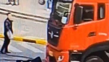 事发上海闹市区!老人过斑马线,大货车竟突然起步...画面惊魂→