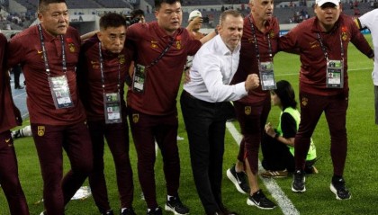 东亚杯两轮战罢,四队中仅国足一球未进,下轮进一球赢一场?