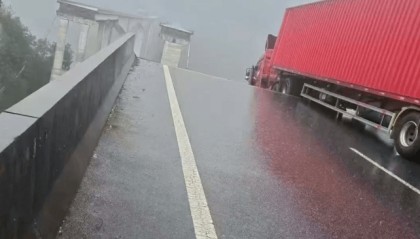 网传厦蓉高速段千秋大桥部分坍塌,疑有车辆坠桥,当地:已派两队人前往核实,暂无反馈