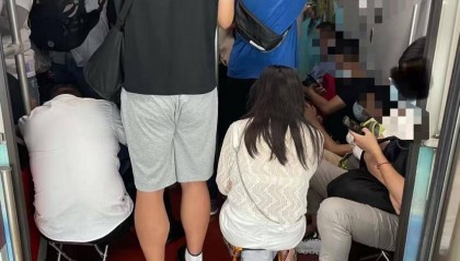 多地地铁提醒勿做“板凳族” 行车安全和乘客舒适需求如何兼顾?|封面深镜