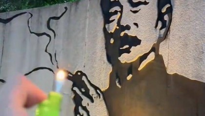 鲁迅夹烟墙画被投诉误导青少年,绍兴文旅:网友意见一致要求不用修改,不会因一人投诉就盲目更换