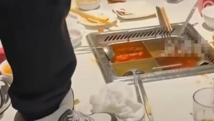 海底捞小便事件判决生效:两名17岁男孩家长赔偿220万元,此前海底捞索赔2300万元