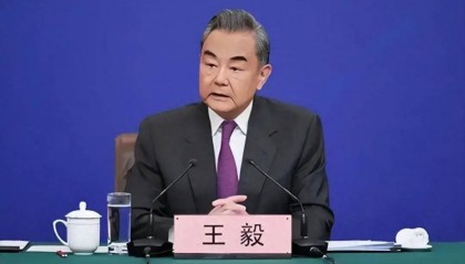王毅再定台湾地位，台当局激烈反击三招，解放军八字法则展示决心