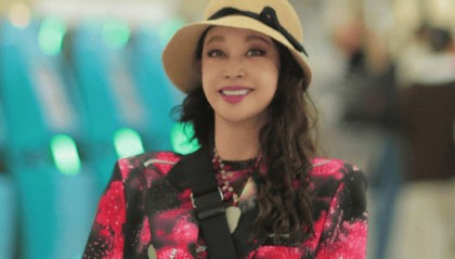 75岁刘晓庆,熊猫长裙+麻花辫惊艳戛纳!胸前翡翠展现东方美