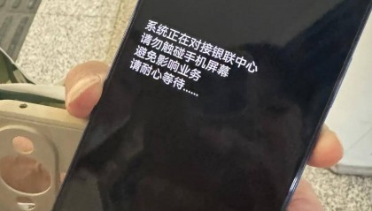 一根牙签“抢”回25万元!一老年乘客手机被“黑”,地铁值班站长紧急取卡