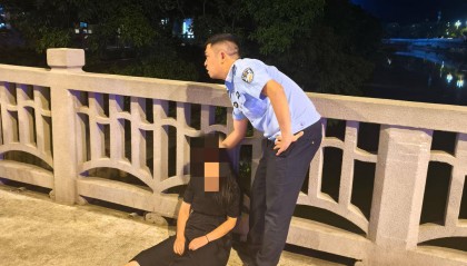 四川荣县两民警夜晚巡逻发现女子轻生 在跳桥瞬间将女子拉回