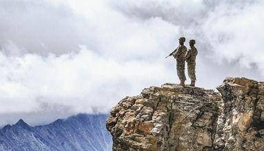 西藏军区某部昆木加哨所临退役老兵申请推迟离哨时间——帮带新兵,老兵再走巡逻路