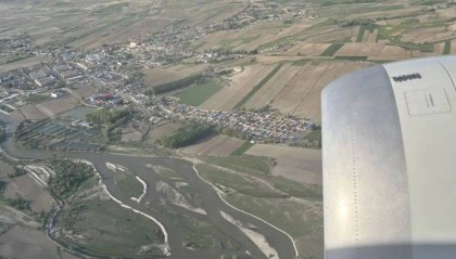 女子坐飞机智齿创口高空爆血,空姐、医生乘客出手了!