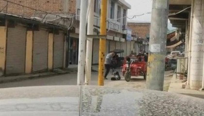 西安一男子当街踢打女子,官方:两人系夫妻