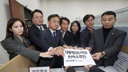 尹锡悦险中求稳:戒严风波逆转,国民力量党撑腰,李在明盼破局!