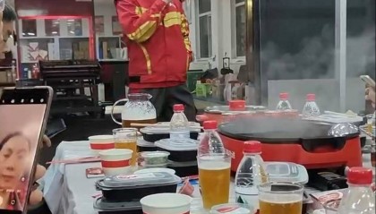 刘强东冲到一线:白天送外卖,晚上请骑手吃海底捞