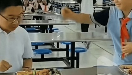 因“被学生抢鸡排”走红的校长病逝,其子:月初刚做心血管手术,约千人赶来送最后一程