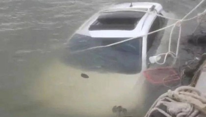 事发海口!女子开车坠海,只因这一个小失误……