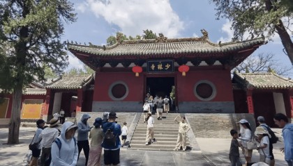 少林寺现场直击:新住持微笑挥手进入围挡的方丈室
