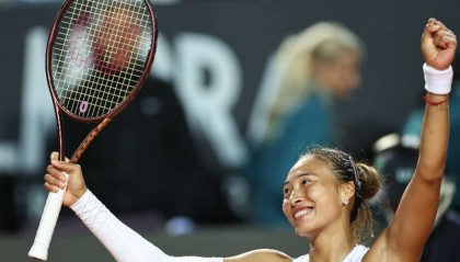 首胜萨巴伦卡,郑钦文:我终于能像对阵普通选手那样面对她了