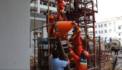 江西赣州:工人拆卸脚手架跌落被困 消防紧急救援