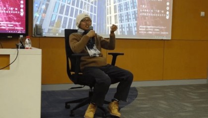 “请不要在我的墓前哭泣,我不在那里,也没有消失”