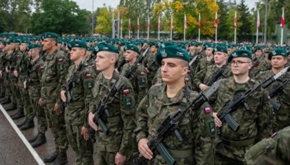 波兰阻碍中欧班列,英国强势插手,不到一天,中俄就迅速反击