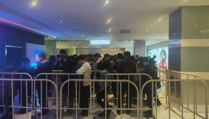 华为Mate 70系列开启预售,全国多地门店大排长龙