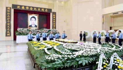 深夜,派出所所长昏倒在副所长寝室门外……