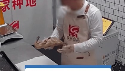 卤鸭店老板拒绝卖变质鸭,因而躲过天花板坍塌?事件反转了