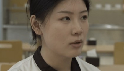 26岁北大研究生当食堂阿姨:比互联网大厂更快乐,想做食堂经理