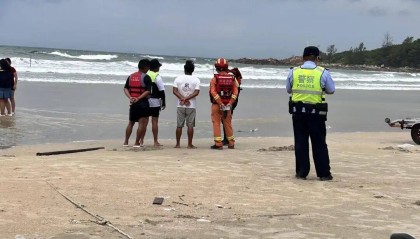 3名外地游客在广东惠州一海滩游玩,2人被海浪卷走,1人被救1人失联