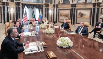 这张俄美会谈的图,让乌克兰和欧洲慌了!