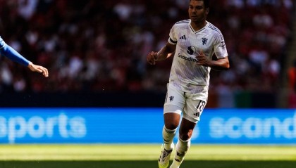 曼联2-2埃弗顿:姆贝乌莫首秀闪耀,防守漏洞成隐患