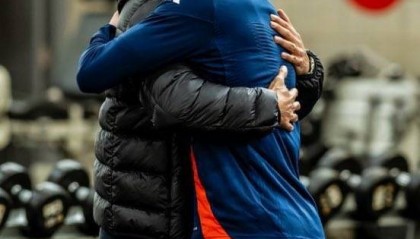 和约罗相谈甚欢!阿莫林亮相曼联,首次和球员们会面