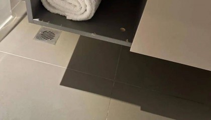 情侣在河北一酒店卫生间发现使用过的安睡裤?涉事酒店道歉并退住宿费,来源尚未确认